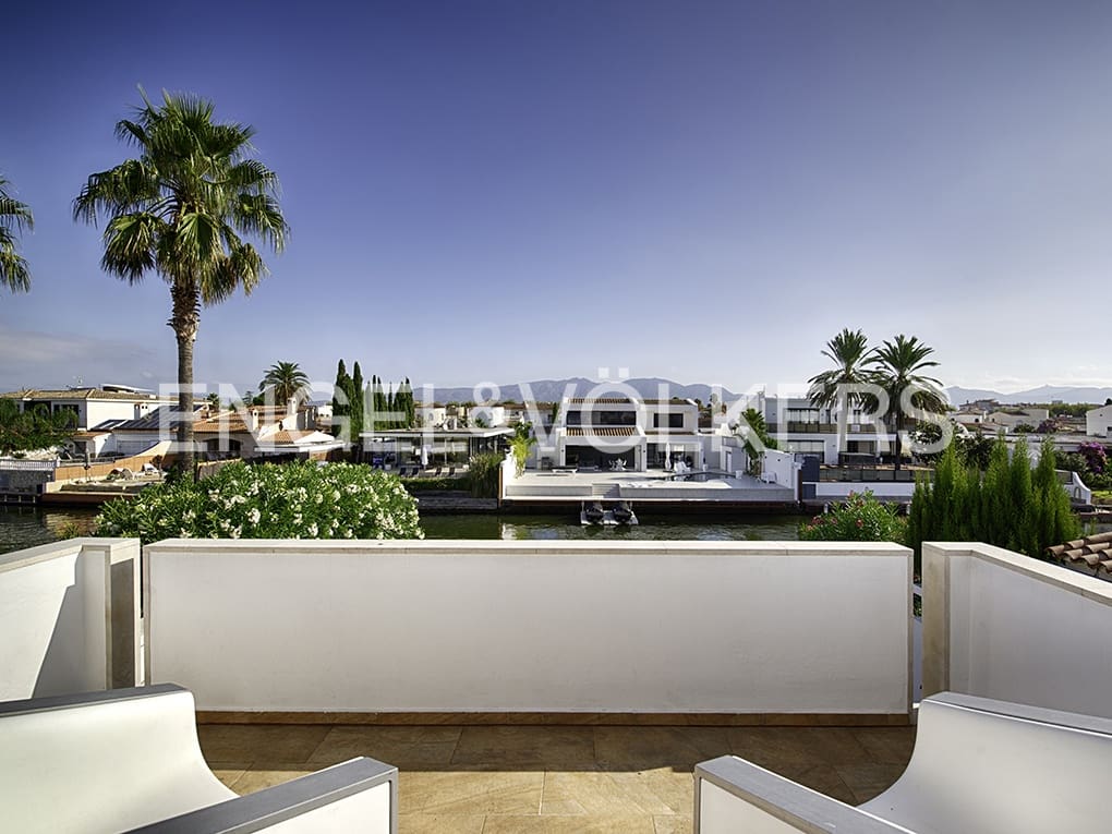 3 soveværelse Villa til salg i Empuriabrava med swimmingpool garage - € 1.150.000 (Ref: 9005758)