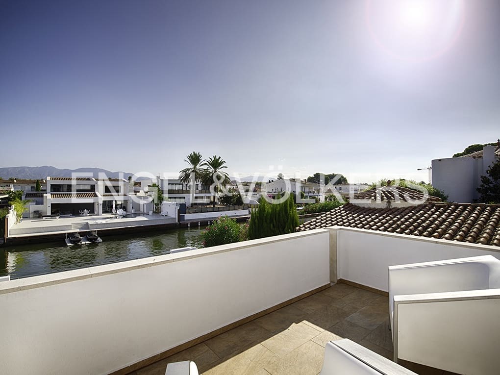 3 soveværelse Villa til salg i Empuriabrava med swimmingpool garage - € 1.150.000 (Ref: 9005758)