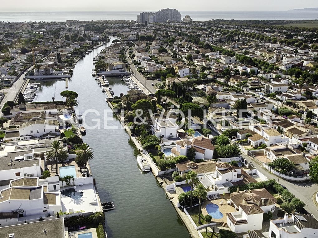 3 soveværelse Villa til salg i Empuriabrava med swimmingpool garage - € 1.150.000 (Ref: 9005758)