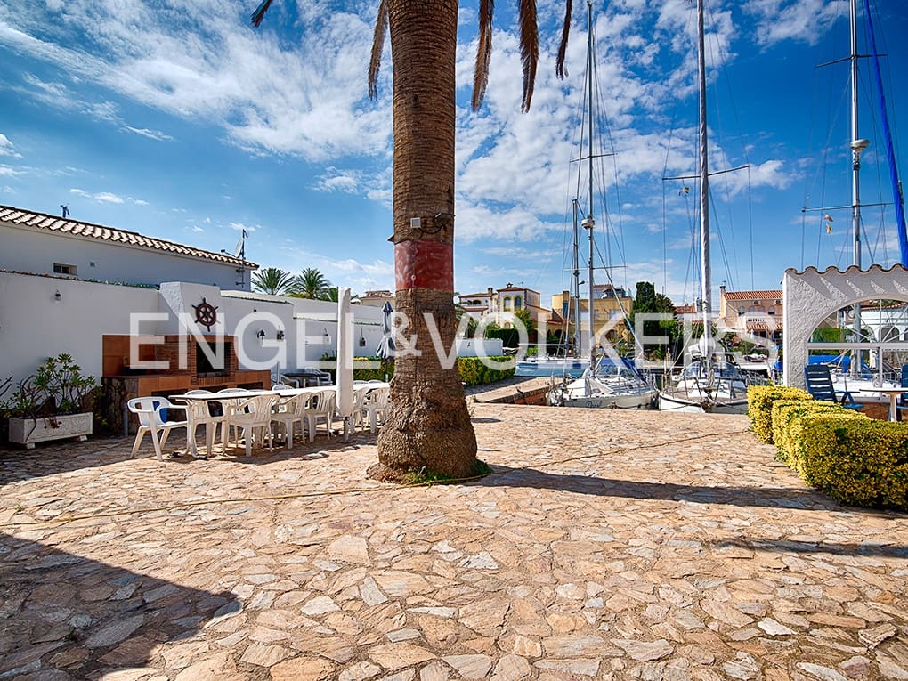 11 soveværelse Finca/Landehus til salg i Empuriabrava med garage - € 2.100.000 (Ref: 9005762)
