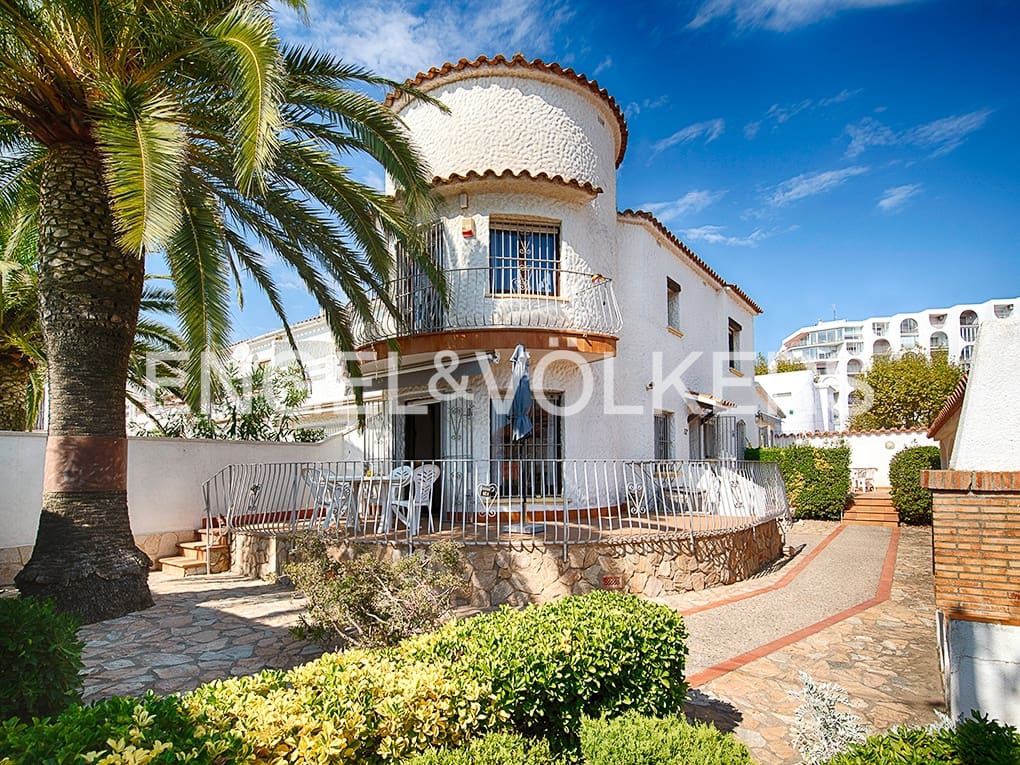 11 soveværelse Finca/Landehus til salg i Empuriabrava med garage - € 2.100.000 (Ref: 9005762)