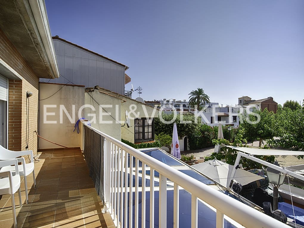 4 soveværelse Finca/Landehus til salg i Empuriabrava med garage - € 1.200.000 (Ref: 9005764)