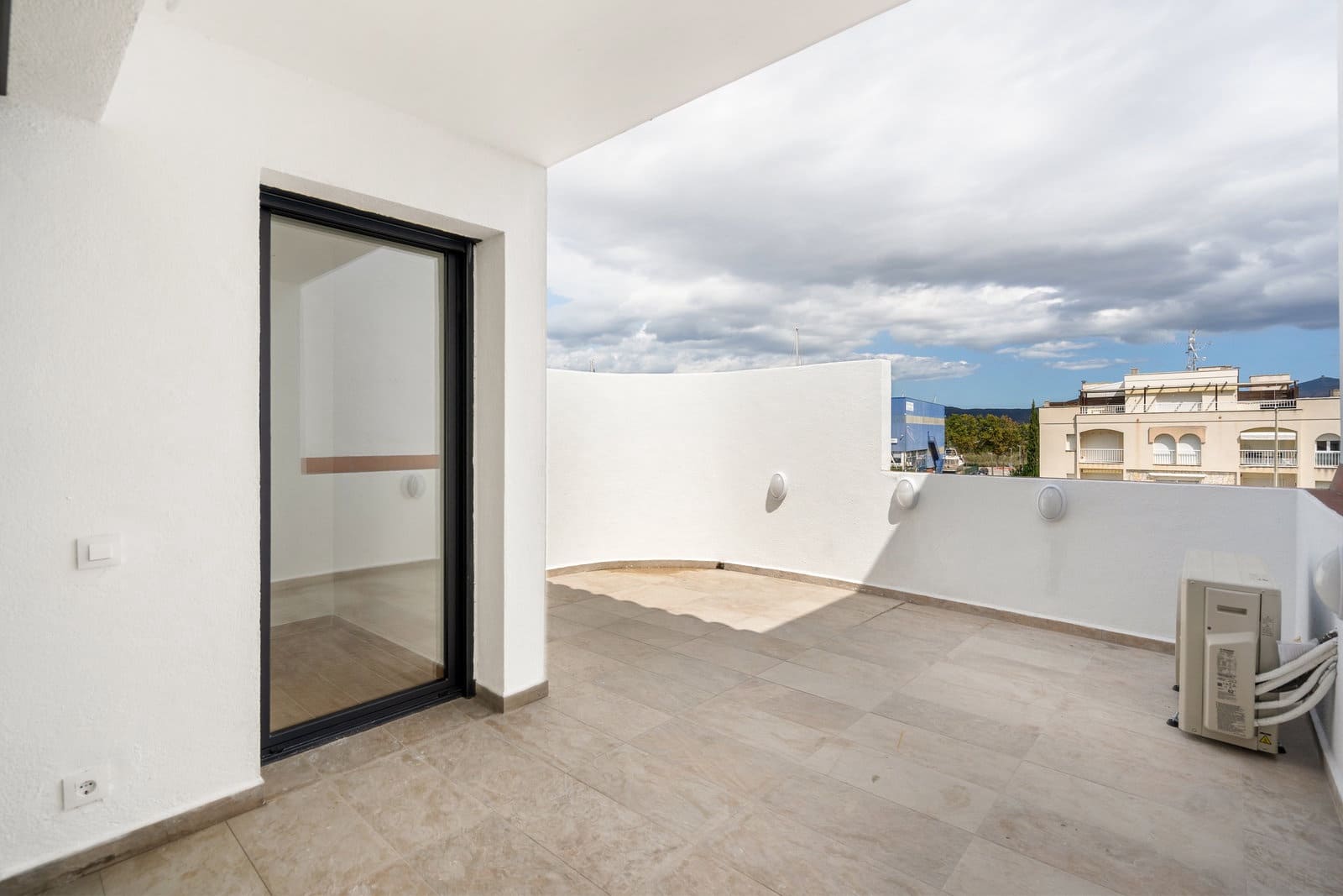 3 sovrum Radhus till salu i Empuriabrava med garage - 599 000 € (Ref: 9005767)