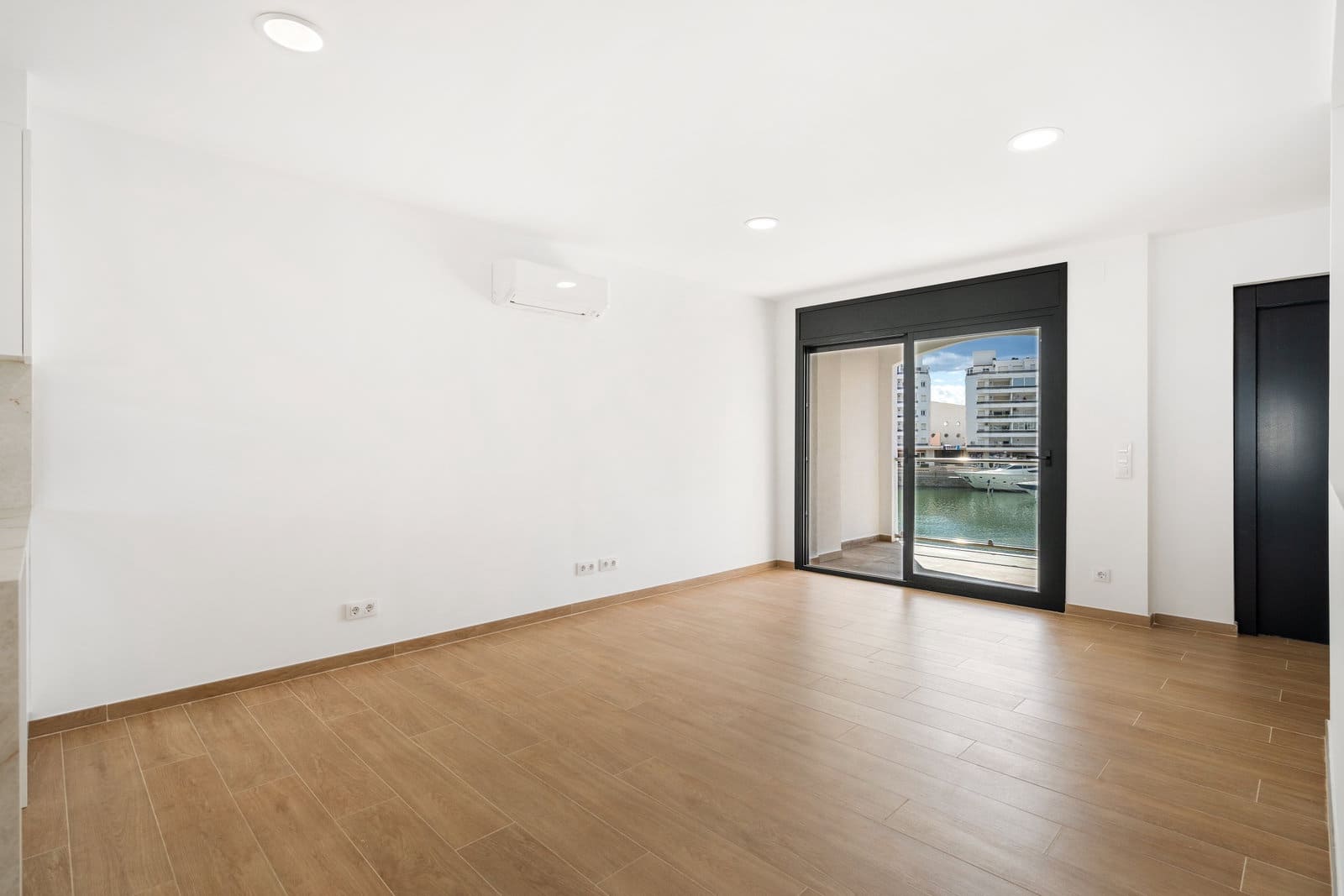 3 sovrum Radhus till salu i Empuriabrava med garage - 599 000 € (Ref: 9005767)