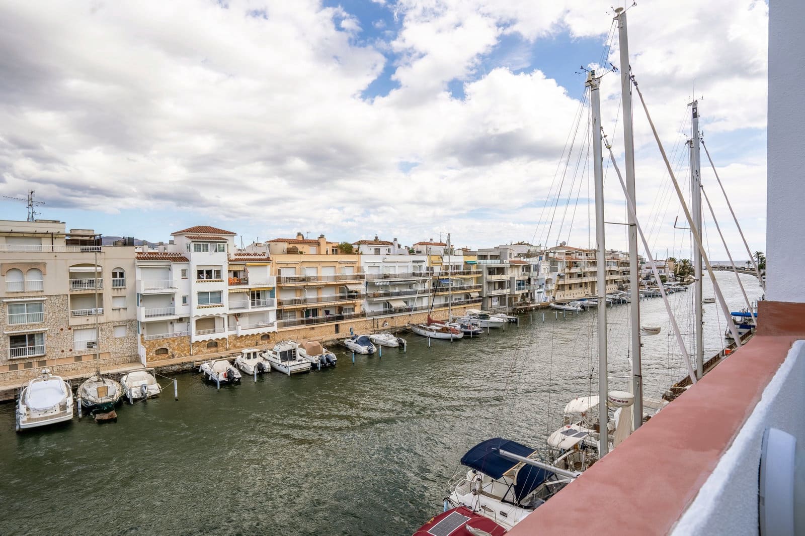 3 sovrum Radhus till salu i Empuriabrava med garage - 599 000 € (Ref: 9005767)