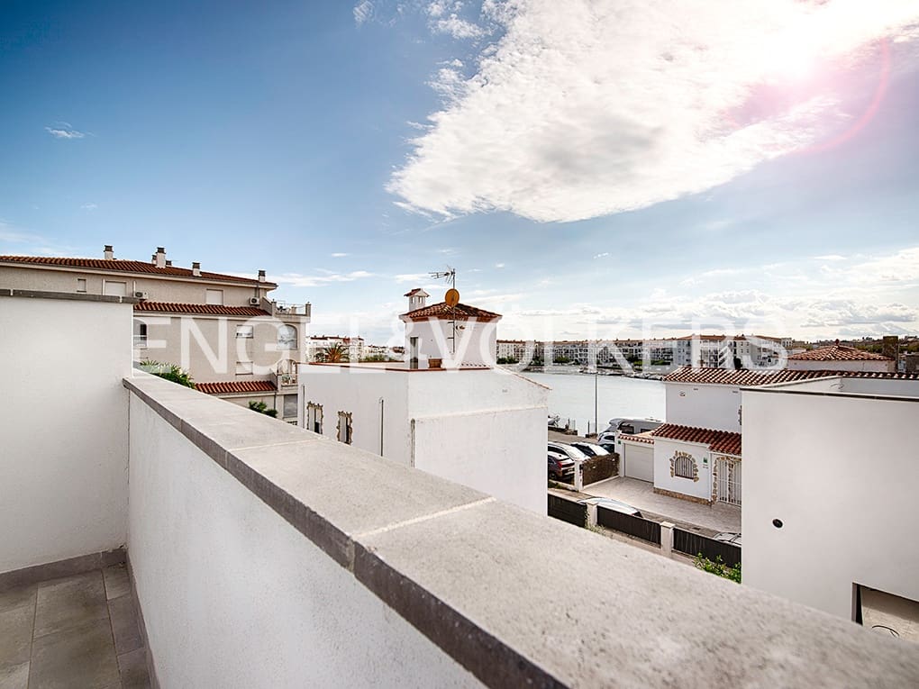 2 soveværelse Rækkehus til salg i Empuriabrava med garage - € 299.000 (Ref: 9005771)