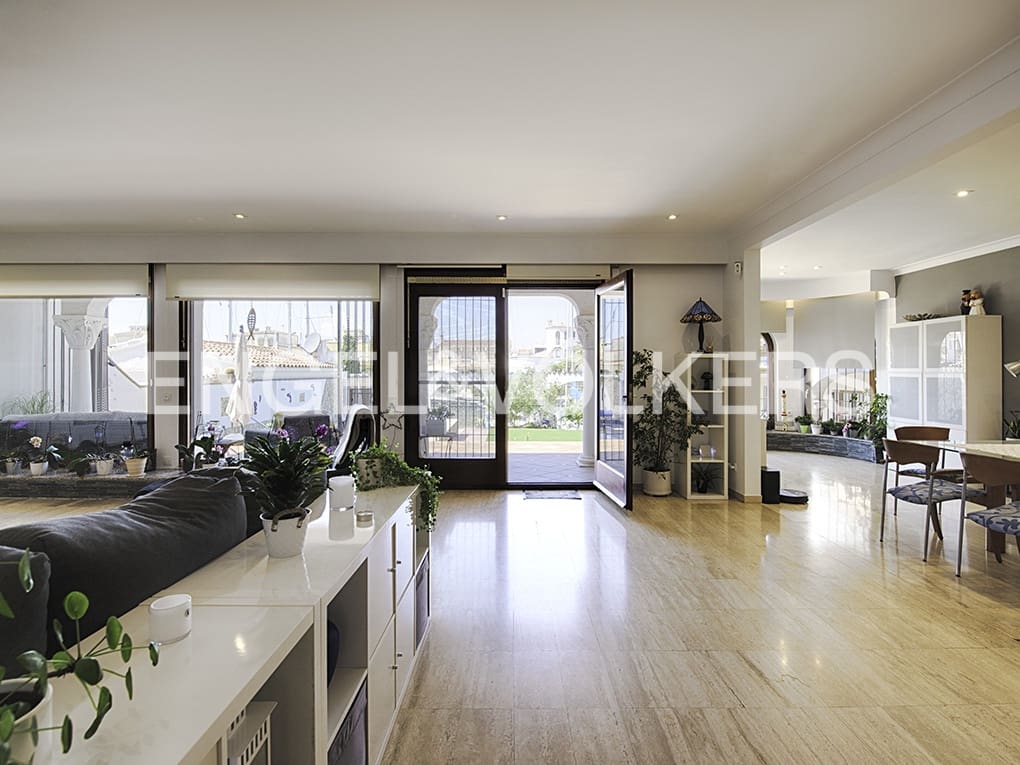 5 soveværelse Villa til salg i Empuriabrava med swimmingpool garage - € 2.250.000 (Ref: 9005774)