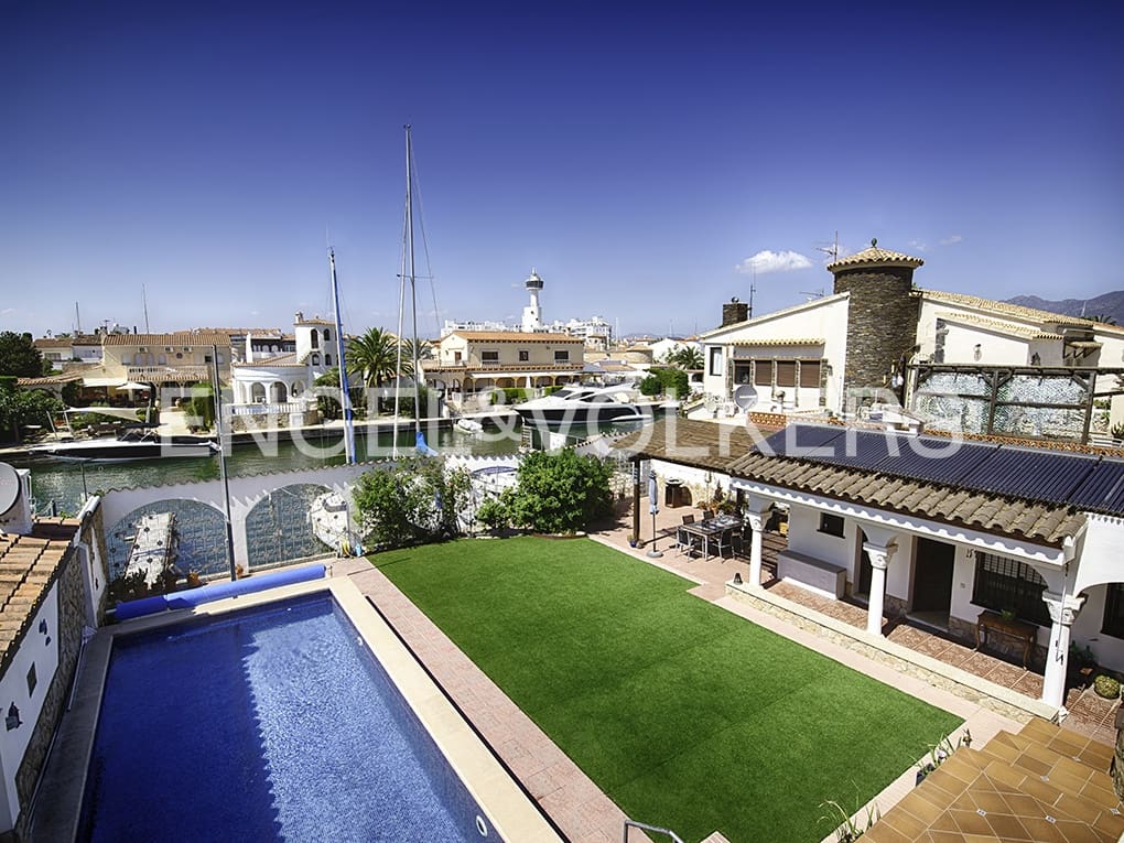 5 soveværelse Villa til salg i Empuriabrava med swimmingpool garage - € 2.250.000 (Ref: 9005774)