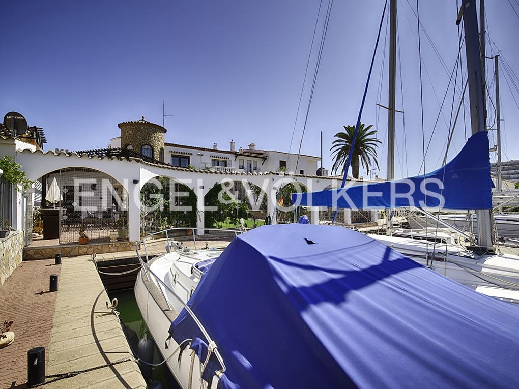 5 soveværelse Villa til salg i Empuriabrava med swimmingpool garage - € 2.250.000 (Ref: 9005774)