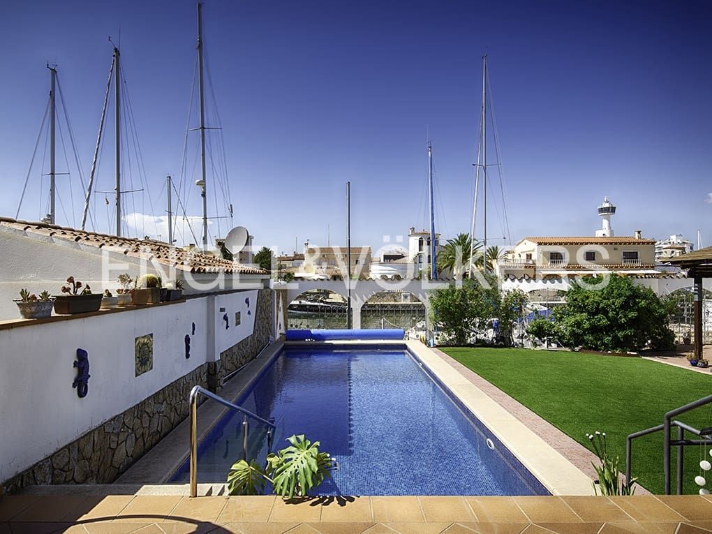 5 soveværelse Villa til salg i Empuriabrava med swimmingpool garage - € 2.250.000 (Ref: 9005774)