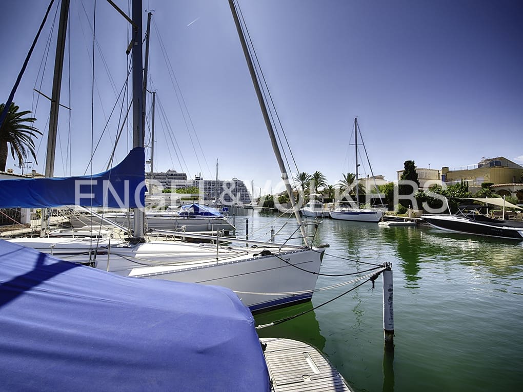 5 soveværelse Villa til salg i Empuriabrava med swimmingpool garage - € 2.250.000 (Ref: 9005774)