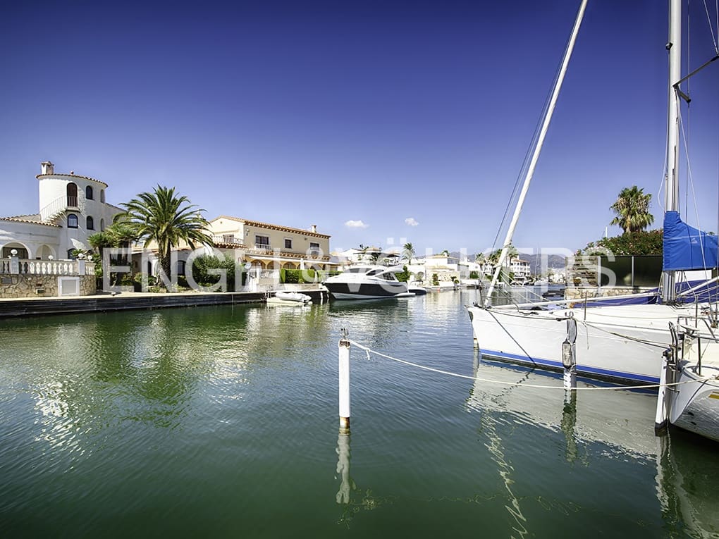 5 soveværelse Villa til salg i Empuriabrava med swimmingpool garage - € 2.250.000 (Ref: 9005774)