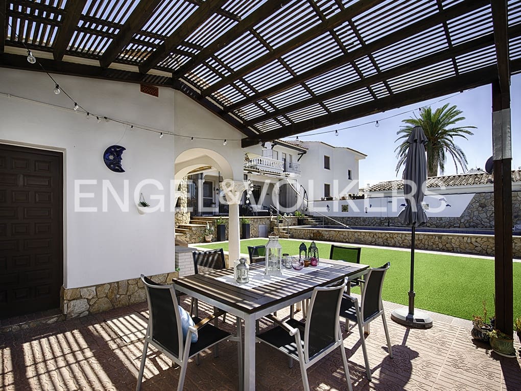 5 soveværelse Villa til salg i Empuriabrava med swimmingpool garage - € 2.250.000 (Ref: 9005774)