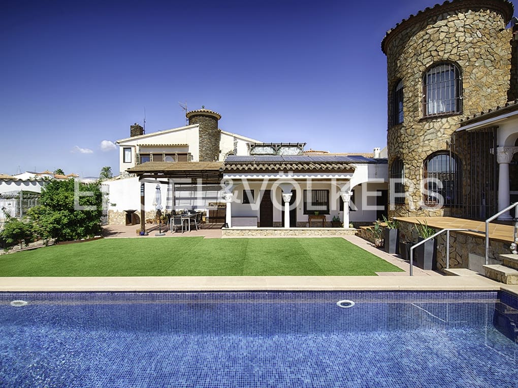 5 soveværelse Villa til salg i Empuriabrava med swimmingpool garage - € 2.250.000 (Ref: 9005774)