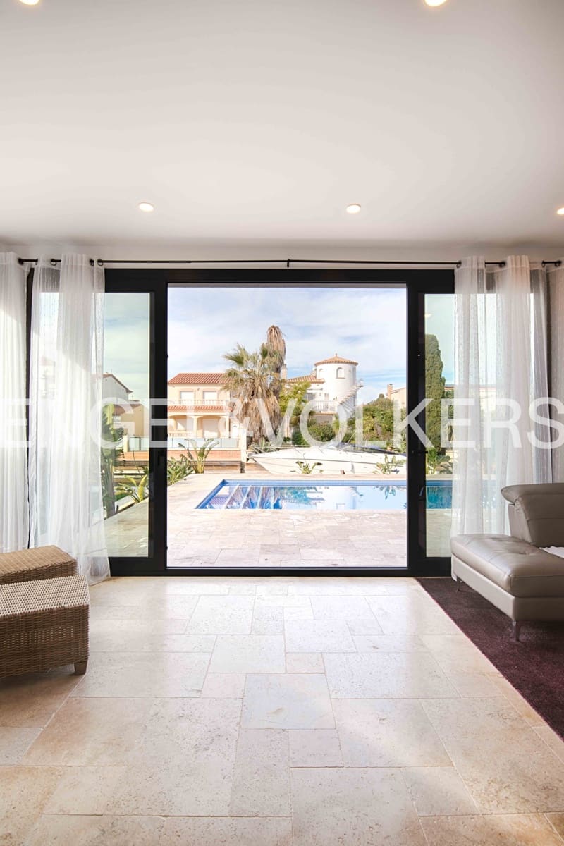 4 makuuhuone Huvila myytävänä paikassa Empuriabrava mukana uima-altaan 
autotalli - 1 300 000 € (Ref: 9005776)