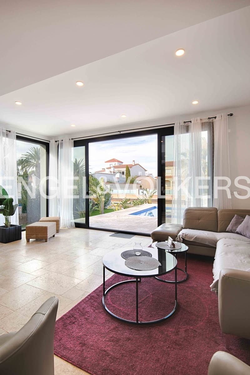 4 makuuhuone Huvila myytävänä paikassa Empuriabrava mukana uima-altaan 
autotalli - 1 300 000 € (Ref: 9005776)