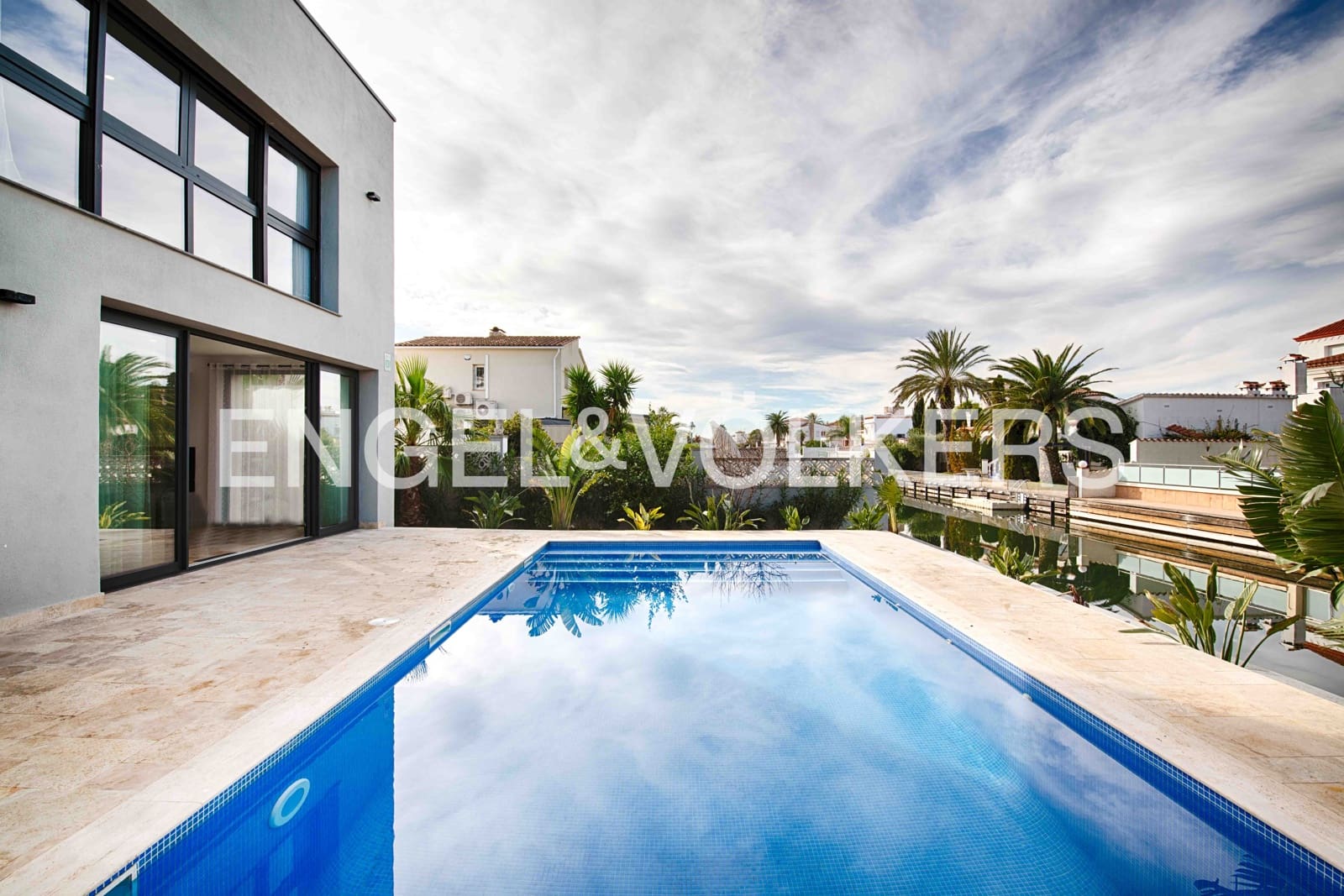 4 makuuhuone Huvila myytävänä paikassa Empuriabrava mukana uima-altaan 
autotalli - 1 300 000 € (Ref: 9005776)