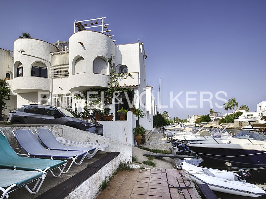 3 soveværelse Rækkehus til salg i Empuriabrava med garage - € 375.000 (Ref: 9005779)