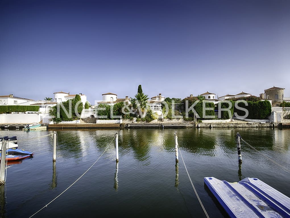 3 soveværelse Rækkehus til salg i Empuriabrava med garage - € 375.000 (Ref: 9005779)