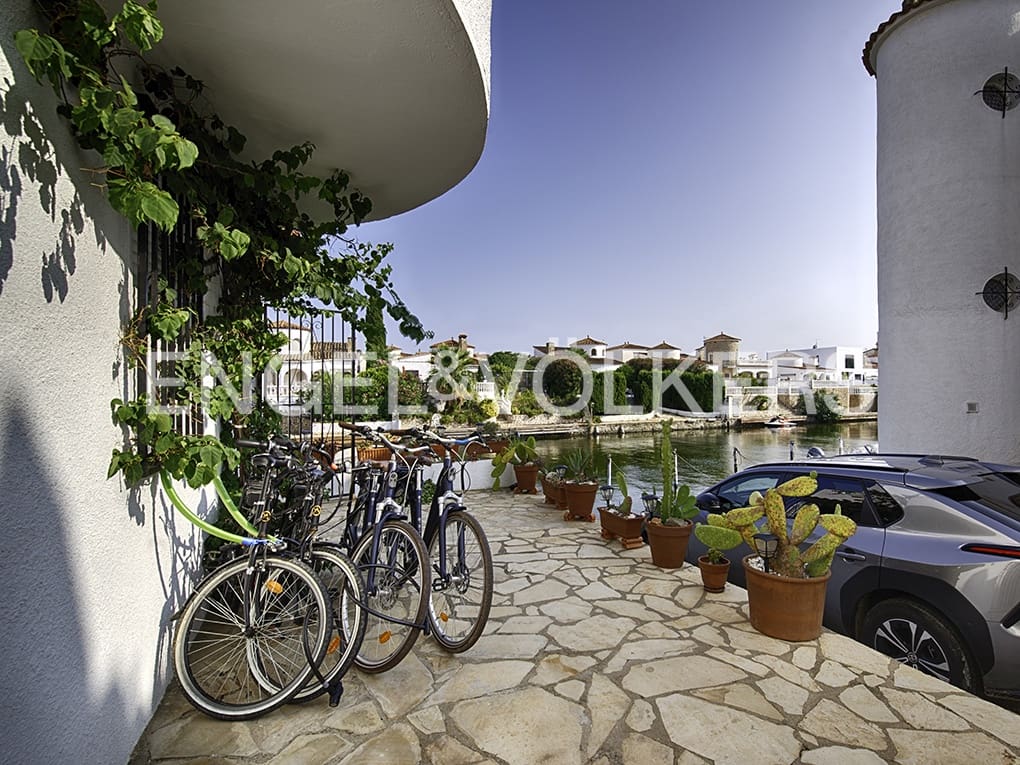 3 soveværelse Rækkehus til salg i Empuriabrava med garage - € 375.000 (Ref: 9005779)