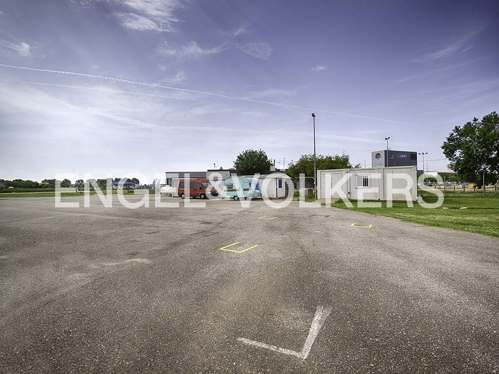 Erhverv til salg i Empuriabrava med garage - € 430.000 (Ref: 9005782)