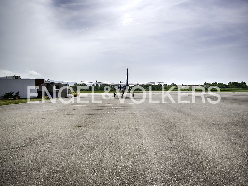 Erhverv til salg i Empuriabrava med garage - € 430.000 (Ref: 9005782)