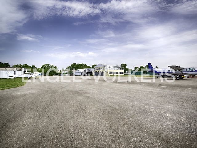 Kaupallinen myytävänä paikassa Empuriabrava, Castelló d'Empúries mukana 
autotalli - 395 000 € (Ref: 9005782)