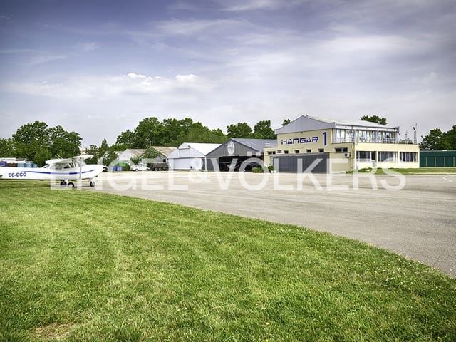 Kaupallinen myytävänä paikassa Empuriabrava, Castelló d'Empúries mukana 
autotalli - 395 000 € (Ref: 9005782)