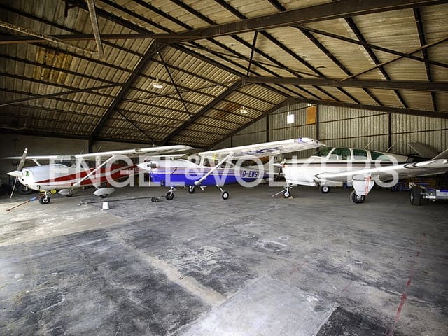 Kaupallinen myytävänä paikassa Empuriabrava, Castelló d'Empúries mukana 
autotalli - 395 000 € (Ref: 9005782)