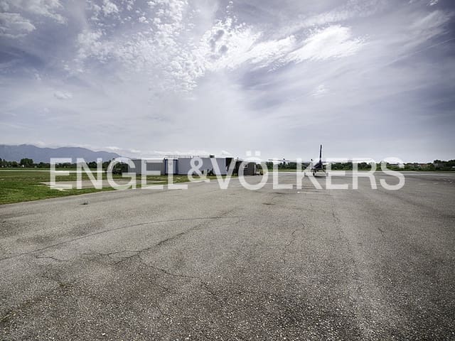 Kaupallinen myytävänä paikassa Empuriabrava, Castelló d'Empúries mukana 
autotalli - 395 000 € (Ref: 9005782)