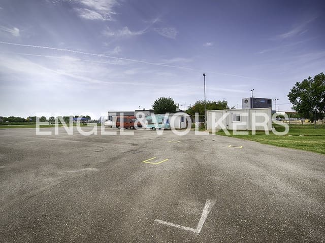 Kaupallinen myytävänä paikassa Empuriabrava, Castelló d'Empúries mukana 
autotalli - 395 000 € (Ref: 9005782)