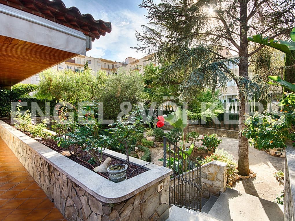 3 sovrum Radhus till salu i Figueres med pool garage - 1 200 000 € (Ref: 9005783)