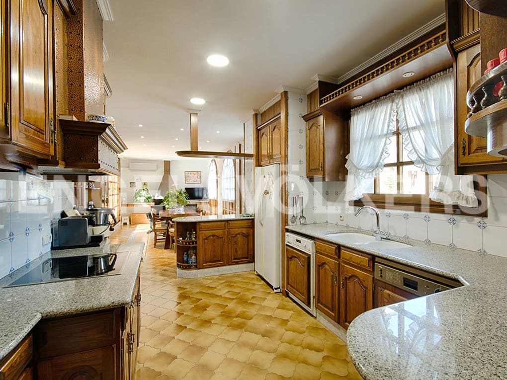 3 sovrum Radhus till salu i Figueres med pool garage - 1 200 000 € (Ref: 9005783)