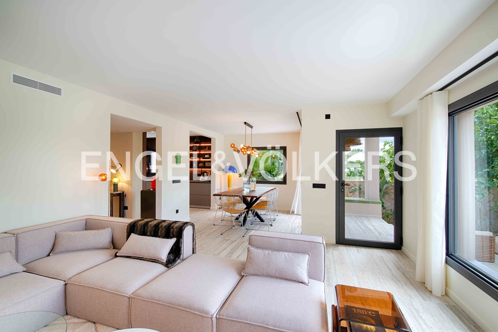 4 soveværelse Villa til salg i Empuriabrava med swimmingpool garage - € 1.450.000 (Ref: 9005785)