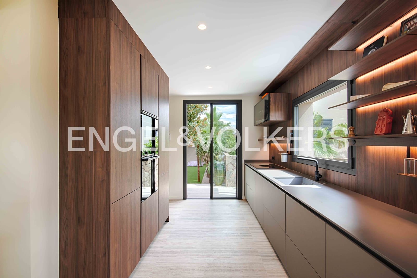 4 soveværelse Villa til salg i Empuriabrava med swimmingpool garage - € 1.450.000 (Ref: 9005785)