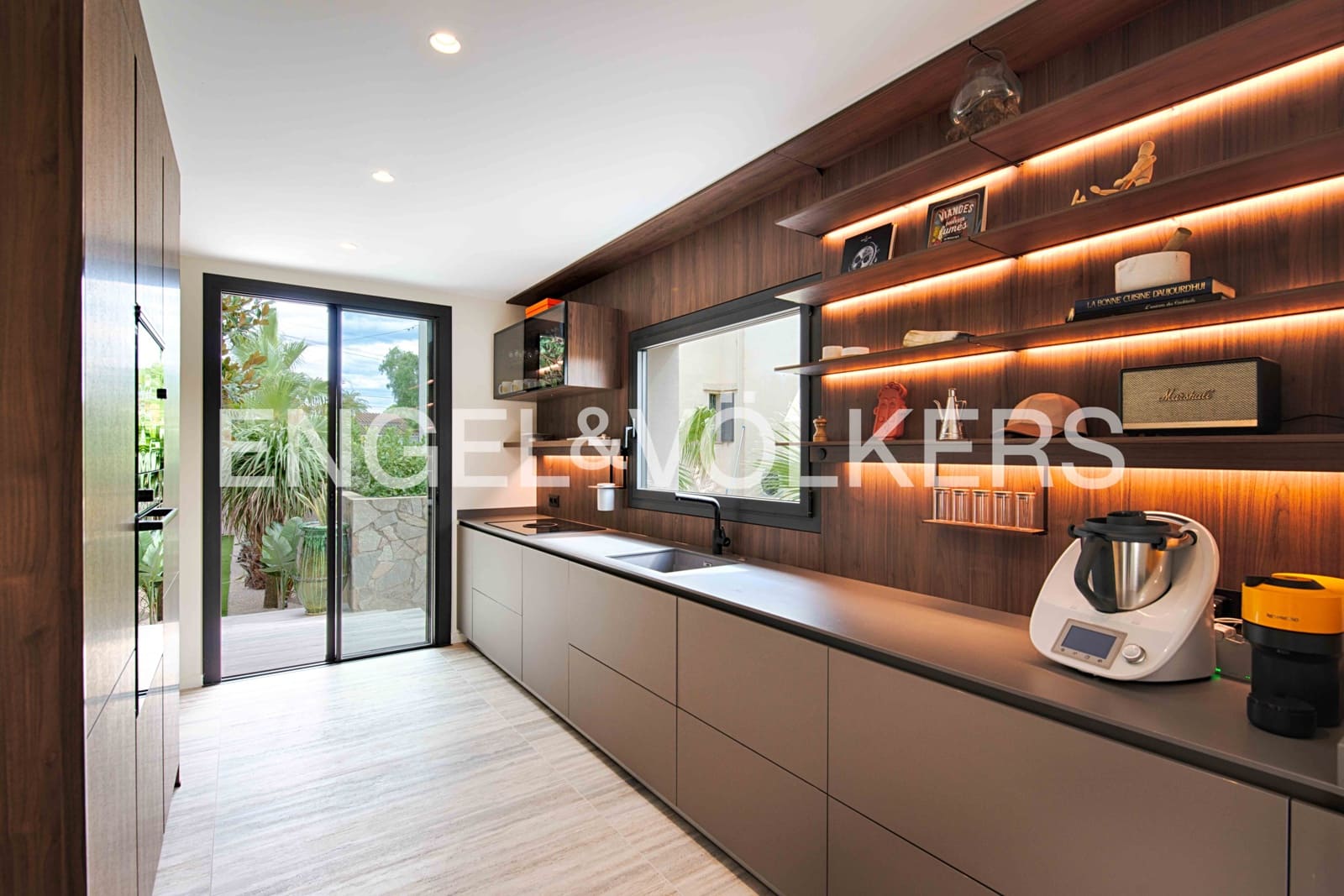 4 soveværelse Villa til salg i Empuriabrava med swimmingpool garage - € 1.450.000 (Ref: 9005785)