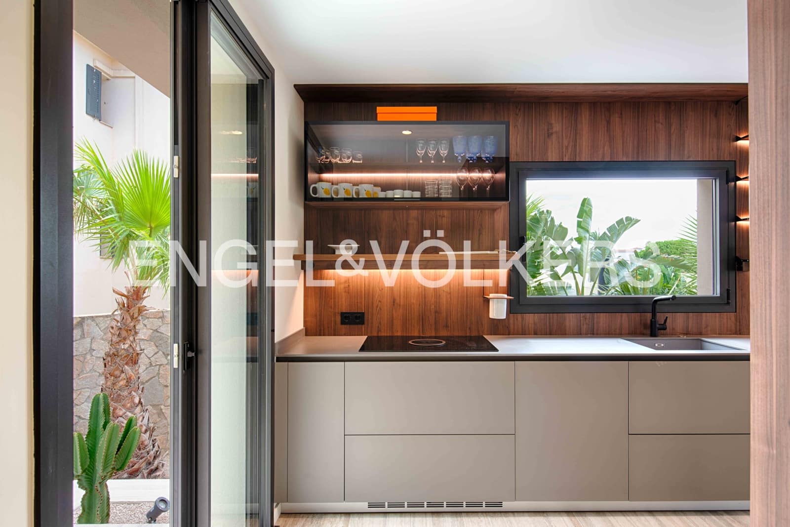 4 soveværelse Villa til salg i Empuriabrava med swimmingpool garage - € 1.450.000 (Ref: 9005785)