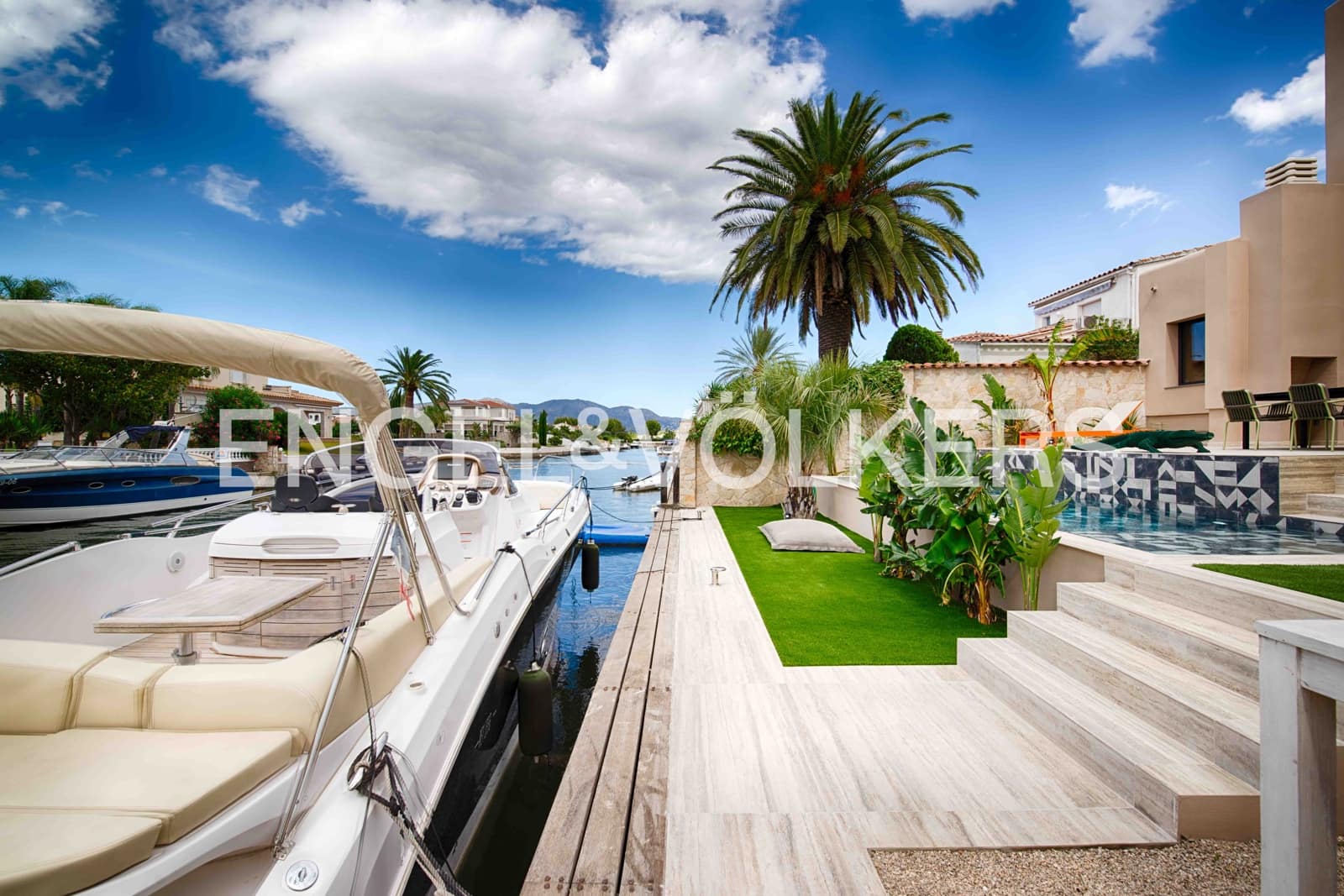 4 soveværelse Villa til salg i Empuriabrava med swimmingpool garage - € 1.450.000 (Ref: 9005785)