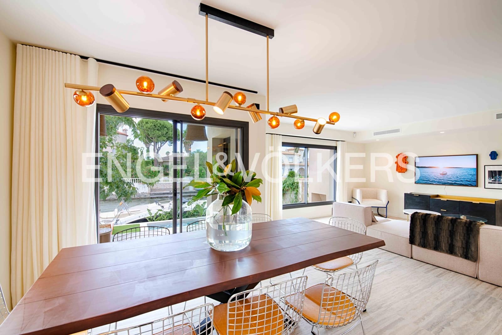 4 soveværelse Villa til salg i Empuriabrava med swimmingpool garage - € 1.450.000 (Ref: 9005785)