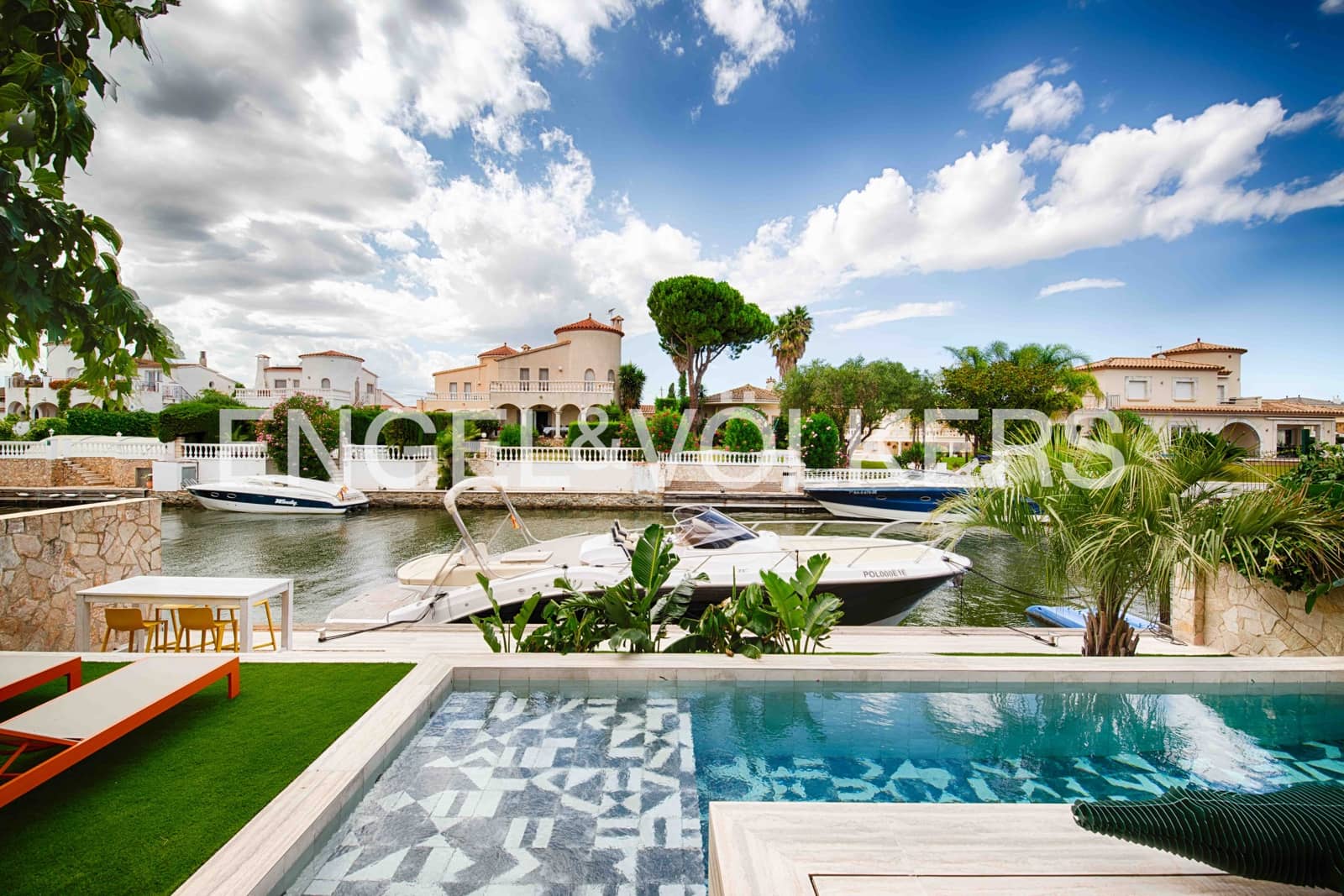 4 soveværelse Villa til salg i Empuriabrava med swimmingpool garage - € 1.450.000 (Ref: 9005785)