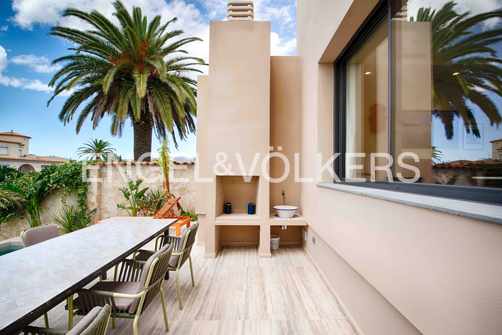 4 soveværelse Villa til salg i Empuriabrava med swimmingpool garage - € 1.450.000 (Ref: 9005785)