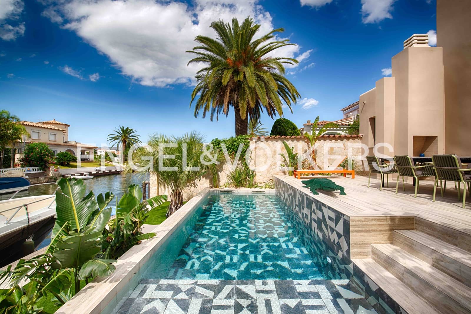 4 soveværelse Villa til salg i Empuriabrava med swimmingpool garage - € 1.450.000 (Ref: 9005785)