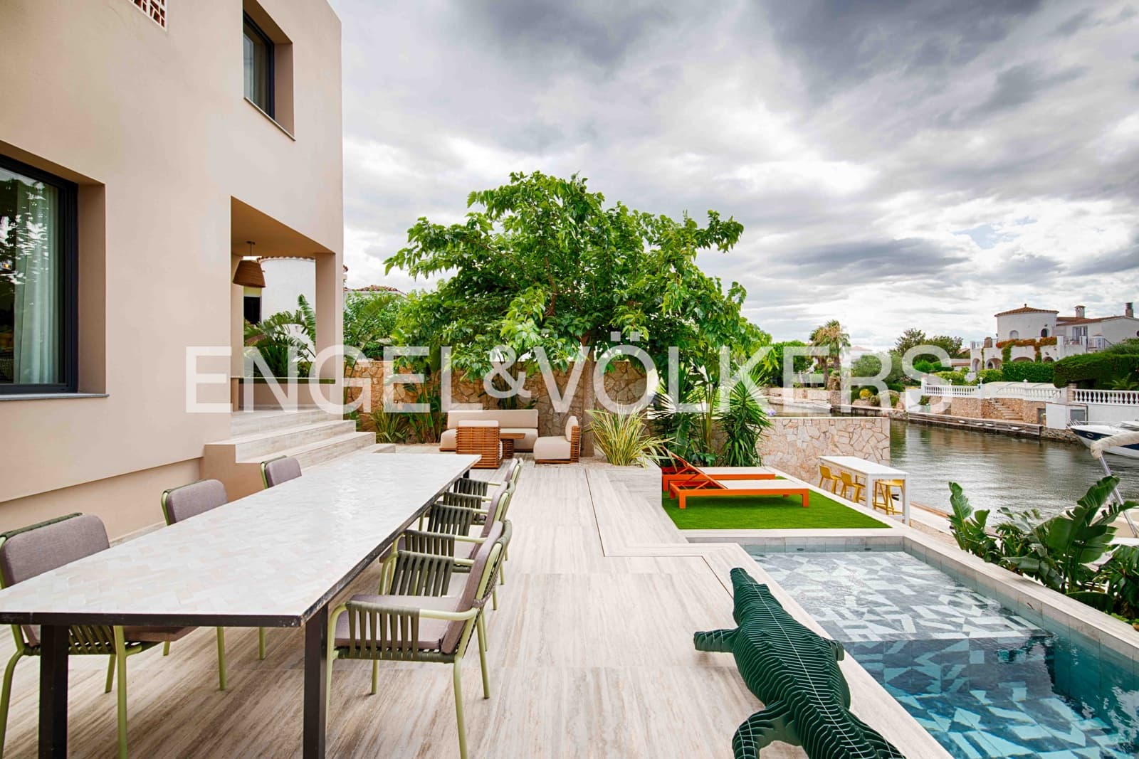 4 soveværelse Villa til salg i Empuriabrava med swimmingpool garage - € 1.450.000 (Ref: 9005785)