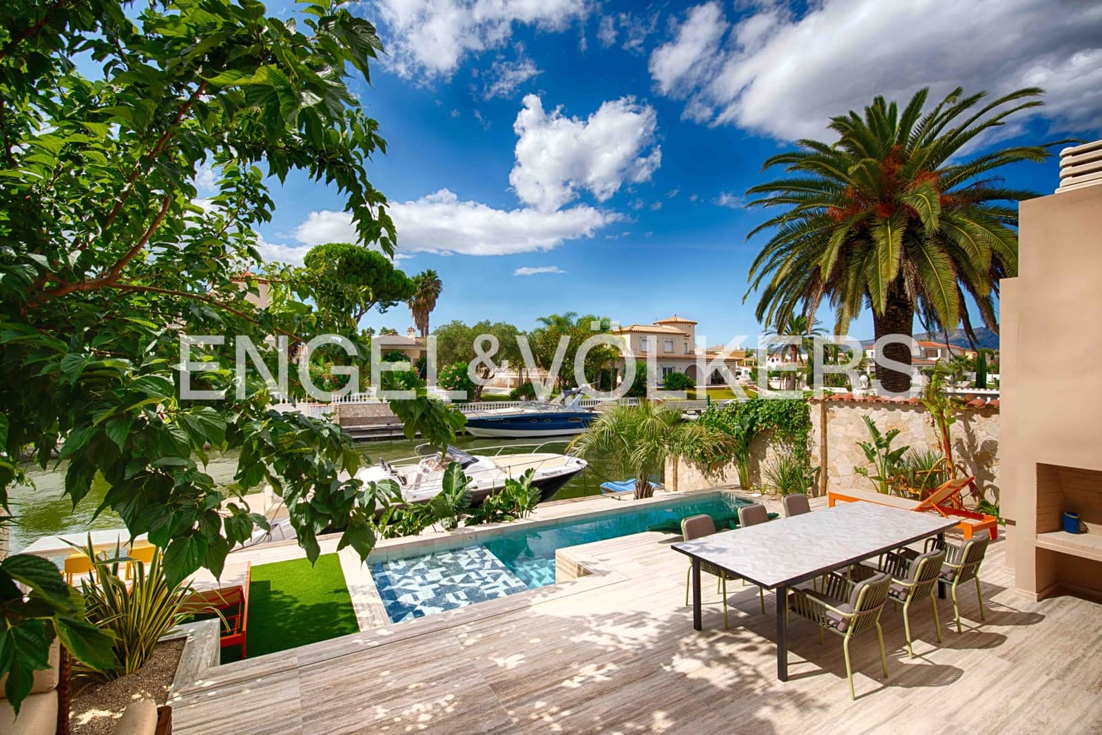 4 soveværelse Villa til salg i Empuriabrava med swimmingpool garage - € 1.450.000 (Ref: 9005785)