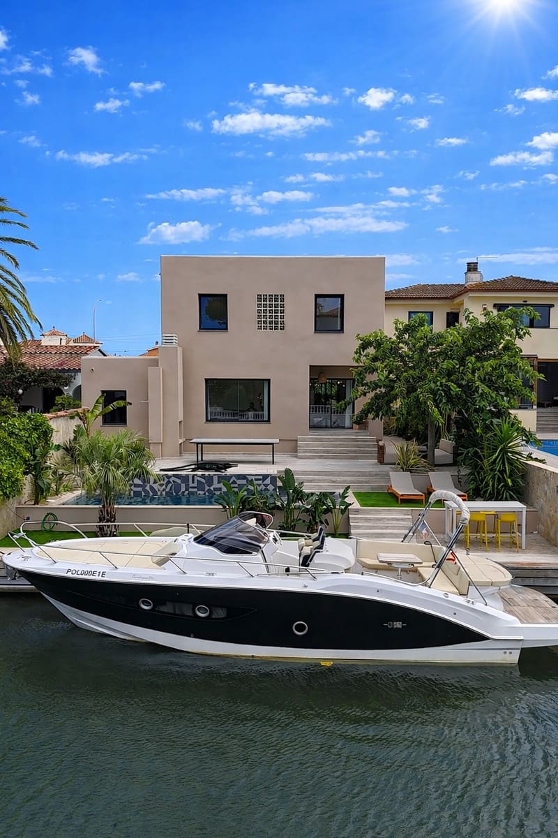 4 soverom Villa til salgs i Empuriabrava med svømmebasseng garasje - € 1 450 000 (Ref: 9005785)