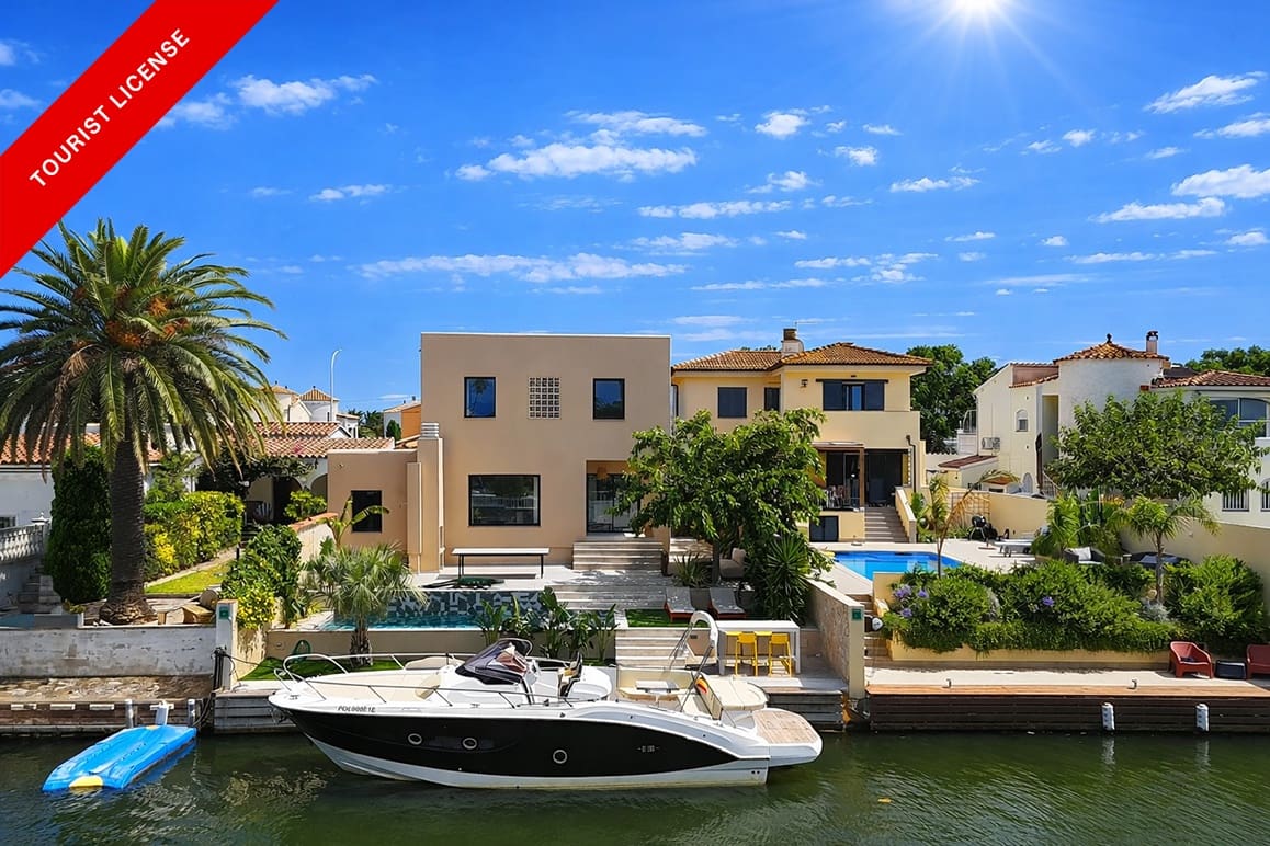 4 soverom Villa til salgs i Empuriabrava med svømmebasseng garasje - € 1 450 000 (Ref: 9005785)