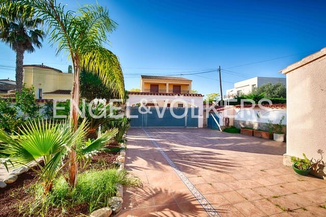 4 makuuhuone Huvila myytävänä paikassa Empuriabrava, Castelló d'Empúries mukana uima-altaan 
autotalli - 670 000 € (Ref: 9005787)