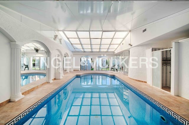 4 makuuhuone Huvila myytävänä paikassa Empuriabrava, Castelló d'Empúries mukana uima-altaan 
autotalli - 670 000 € (Ref: 9005787)