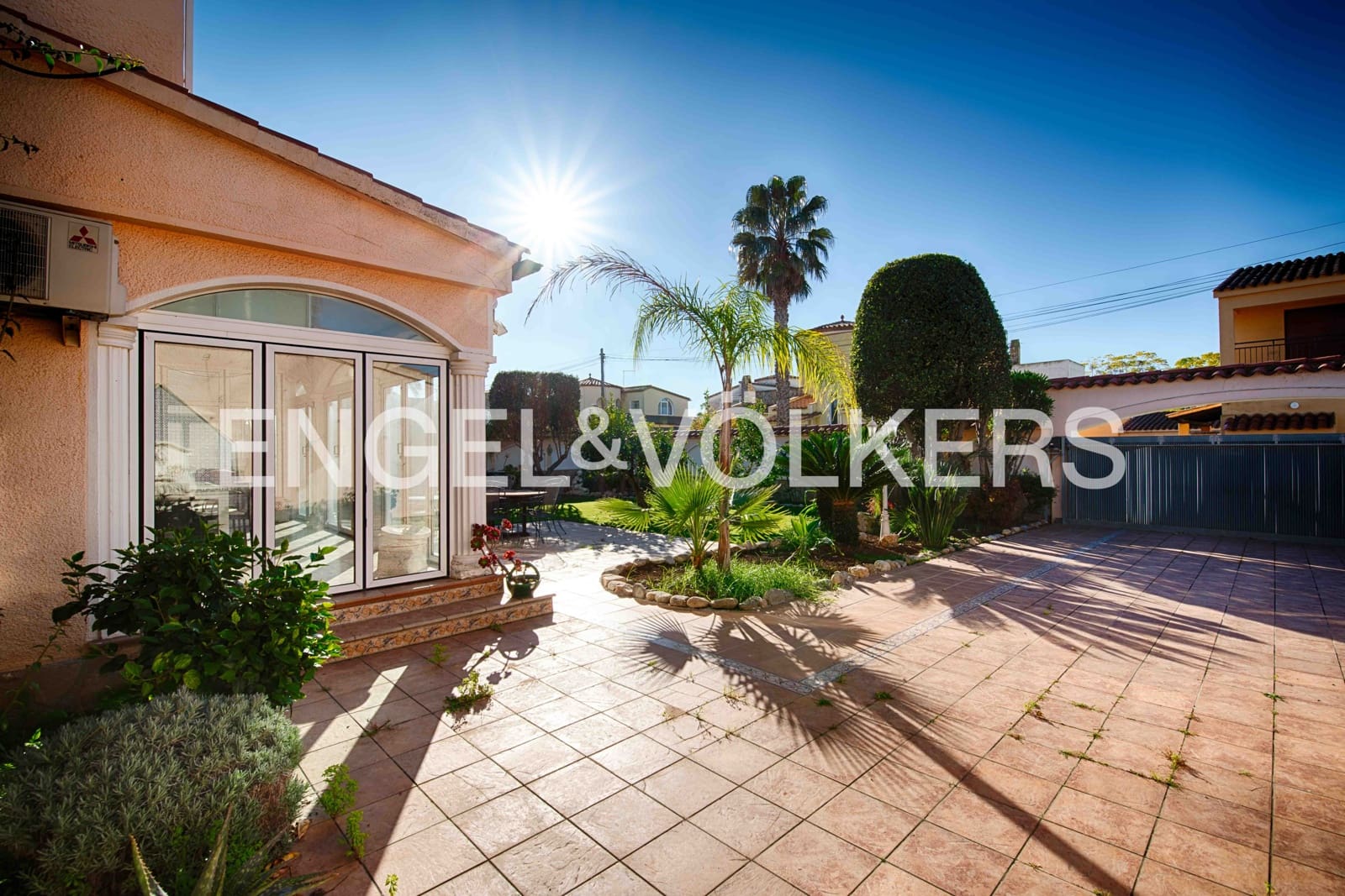 4 soveværelse Villa til salg i Empuriabrava med swimmingpool garage - € 670.000 (Ref: 9005787)