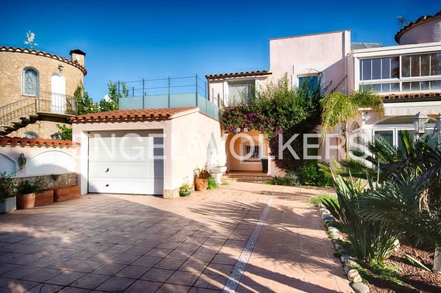4 makuuhuone Huvila myytävänä paikassa Empuriabrava, Castelló d'Empúries mukana uima-altaan 
autotalli - 670 000 € (Ref: 9005787)